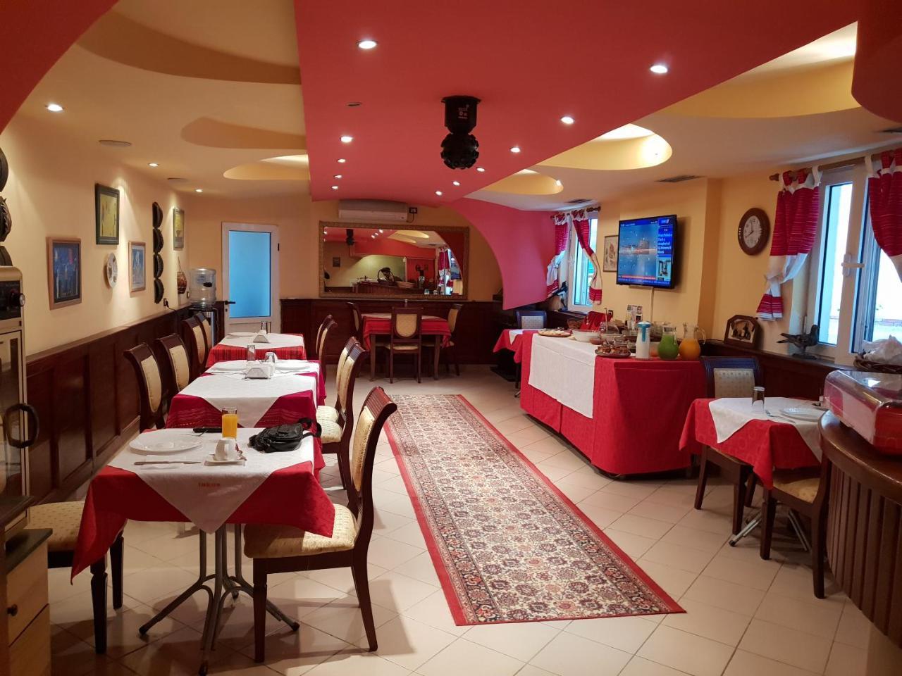 Hotel Vila 15 - Center Тирана Екстер'єр фото